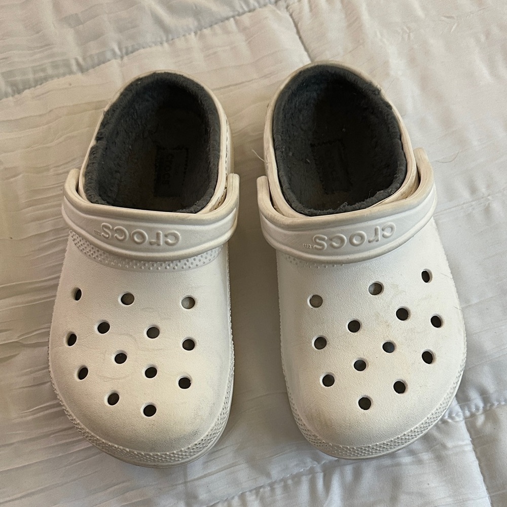 size 6 women’s sherpa liked classic crocs